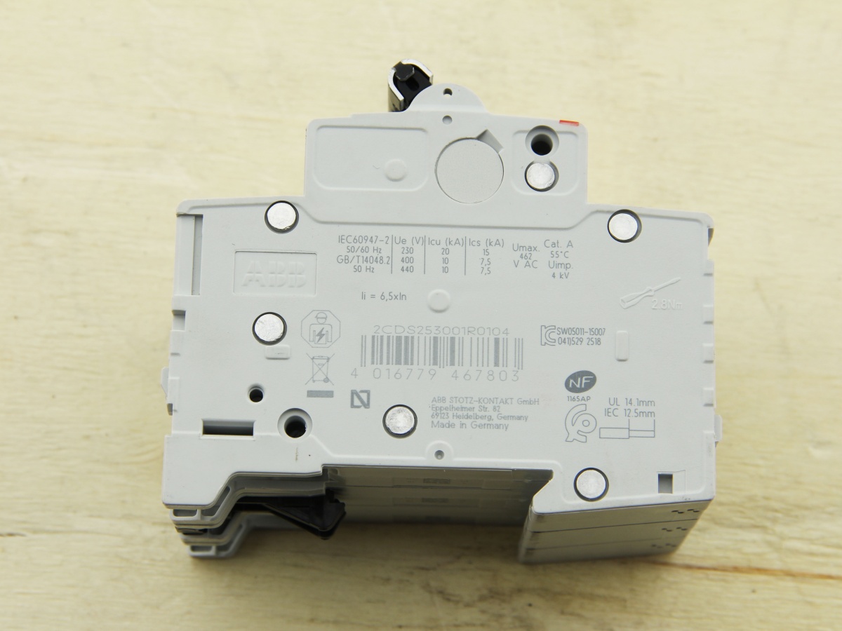 картинка  S203 C10 Автоматический выключатель 3-полюсный, 10А, 6кА (хар-ка C) ABB 2CDS253001R0104  от интернет магазина sbild.ru